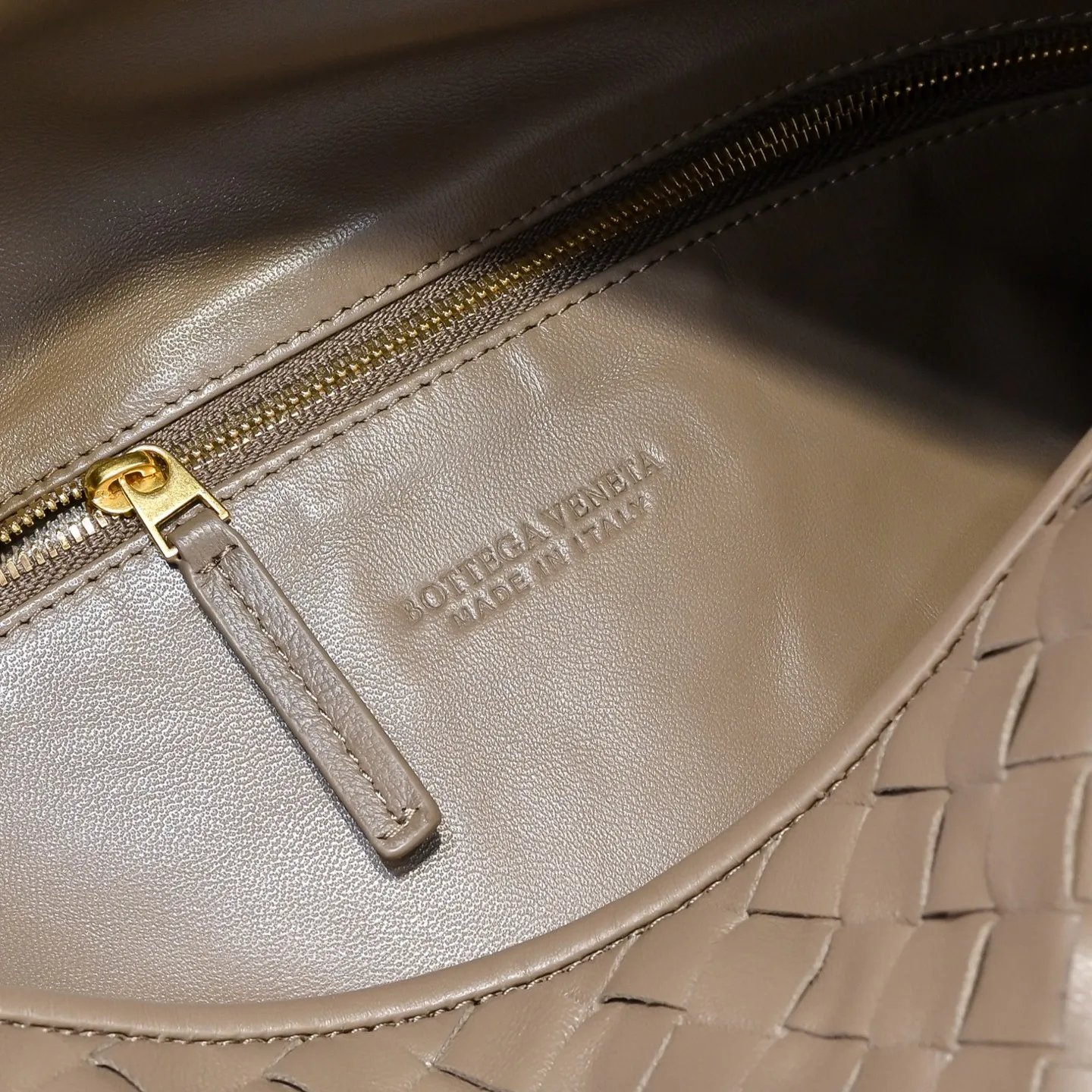 Batch 2160 #Bv Yangjin large size HOP cowhide, the bag body and handles are made of a whole piece of woven leather. The bag body is soft and lazy. Hop symbolizes the praise of innovation and eternal craftsmanship [love]. The pyramid silhouette combines practicality and fashion. Modern and casual, the bag mouth is double-sided closed design, more convenient and safe! Made of soft cowhide and full of texture, this is a must-have for fashionable ladies who like minimalism, comfort and casualness! Model: 3970 Dimensions: 54x24x13